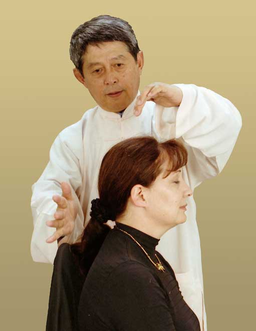 dr. Shen Hongxun treating a patient